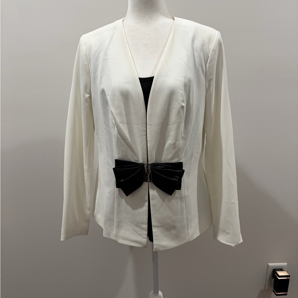 👠Host Pick👗Chic Cream Blazer with Black Satin Bow Detail - Picture 4 of 6